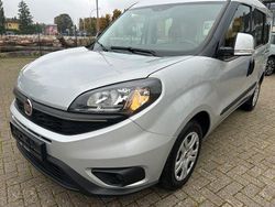 Grau Gebraucht 2023 Fiat Doblò Van / Kleinbus | 17.999 € (Guter Preis)