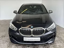 Saphirschwarz met. Gebraucht 2022 BMW 135 Kleinwagen | 33.649 € (Fairer Preis)