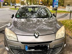 Grau Gebraucht 2010 Renault Mégane Dynamique Limousine | 4.400 € (Fairer Preis)