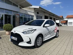 Weiß Gebraucht 2025 Toyota Yaris Hybrid Comfort Limousine | 25.990 € (Etwas zu teuer)