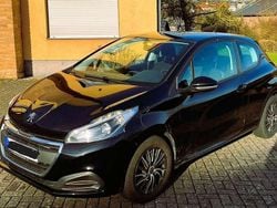 Schwarz Gebraucht 2016 Peugeot 208 Style Kleinwagen | 6.500 € (Fairer Preis)