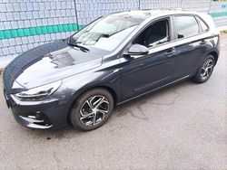 Grau Gebraucht 2020 Hyundai i30 Intro Edition Limousine | 15.980 € (Guter Preis)
