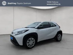 Schneeweiß Gebraucht 2023 Toyota Aygo X-play Kleinwagen | 14.790 € (Guter Preis)