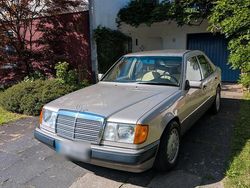 Beige Gebraucht 1991 Mercedes E260 Limousine | 7.500 €