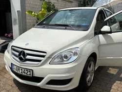 Weiß Gebraucht 2009 Mercedes B180 Van / Kleinbus | 3.700 € (Guter Preis)