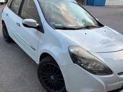 Weiß Gebraucht 2009 Renault Clio II Kleinwagen | 2.300 €