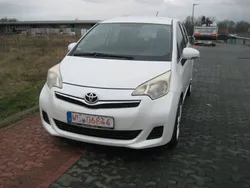 Weiß Gebraucht 2012 Toyota Verso-S Life Van / Kleinbus | 6.390 € (Teuer)