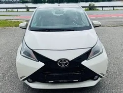 Weiß Gebraucht 2017 Toyota Aygo X-play Kleinwagen | 6.490 € (Fairer Preis)