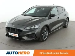 Grau Gebraucht 2020 Ford Focus ST-Line Limousine | 17.750 € (Fairer Preis)