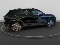 Schwarz (grenadillschwarz metallic) Neu 2025 VW Tiguan R-line SUV | 62.990 €