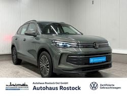Cipressinogrün metallic (metallic) Gebraucht 2024 VW Tiguan Life SUV | 34.990 € (Fairer Preis)