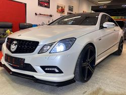 Weiß Gebraucht 2009 Mercedes E500 AMG Coupé | 18.990 € (Etwas zu teuer)