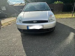 Grau Gebraucht 2004 Ford Fiesta Kleinwagen | 2.200 € (Etwas zu teuer)