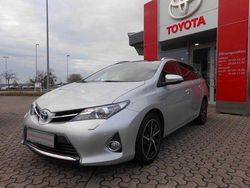 Silber Gebraucht 2014 Toyota Auris Hybrid Life+ Limousine | 12.790 € (Fairer Preis)