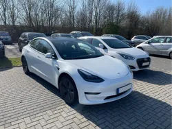 Weiß Gebraucht 2021 Tesla Model 3 Standard Range Plus Limousine | 27.990 €