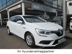 Weiß Gebraucht 2017 Renault Mégane IV Life Limousine | 10.950 € (Fairer Preis)