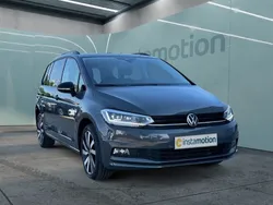 Grau Gebraucht 2024 VW Touran Highline Van / Kleinbus | 43.200 € (Teuer)