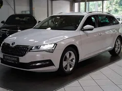 Bila moon/moon white Gebraucht 2022 Skoda Superb Ambition Kombi | 22.950 € (Fairer Preis)