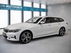 Weiß Gebraucht 2021 BMW 330e Luxury Line Kombi | 30.980 € (Fairer Preis)