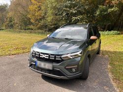 Grün Gebraucht 2023 Dacia Jogger Extreme Van / Kleinbus | 16.400 € (Fairer Preis)