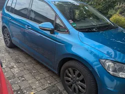 Blau Gebraucht 2018 VW Touran Trendline Van / Kleinbus | 15.900 € (Fairer Preis)