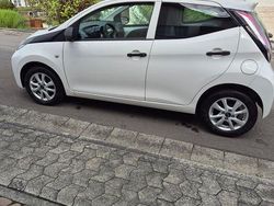 Weiß Gebraucht 2015 Toyota Aygo Kleinwagen | 6.850 € (Guter Preis)