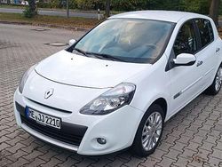 Weiß Gebraucht 2010 Renault Clio II Dynamique Limousine | 4.950 € (Etwas zu teuer)