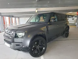 Grau Gebraucht 2023 Land Rover Defender Carpathian Edition SUV | 110.670 € (Fairer Preis)