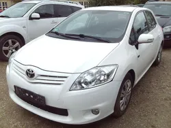 Weiß Gebraucht 2011 Toyota Auris Limousine | 3.900 € (Fairer Preis)