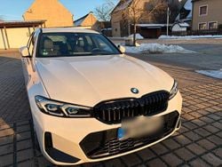 Weiß Gebraucht 2023 BMW 320 M Sport Kombi | 34.200 € (Fairer Preis)