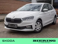 Weiß Gebraucht 2023 Skoda Fabia Selection Limousine | 15.980 € (Guter Preis)