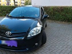 Schwarz Gebraucht 2010 Toyota Auris Kombi | 5.450 € (Etwas zu teuer)