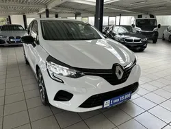 Weiß Gebraucht 2023 Renault Clio V Equilibre Kleinwagen | 13.700 € (Guter Preis)