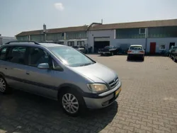 Grau Gebraucht 2003 Opel Zafira Van / Kleinbus | 2.200 €