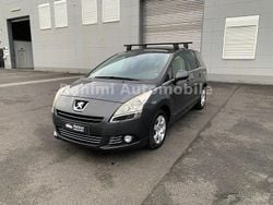 Grau Gebraucht 2010 Peugeot 5008 Premium Kombi | 5.100 € (Fairer Preis)