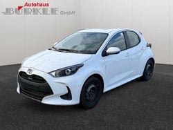 Weiß Gebraucht 2024 Toyota Yaris Hybrid Comfort Limousine | 21.888 € (Guter Preis)