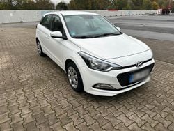 Weiß Gebraucht 2015 Hyundai i20 Limousine | 5.900 € (Guter Preis)