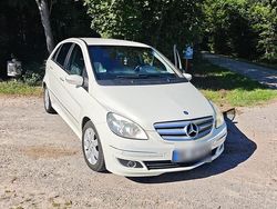 Weiß Gebraucht 2007 Mercedes B180 Van / Kleinbus | 2.500 € (Fairer Preis)