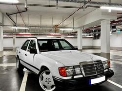 Weiß Gebraucht 1988 Mercedes E260 Limousine | 9.750 €