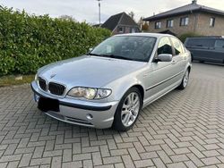 Silber Gebraucht 2003 BMW 330 Sport Line Limousine | 9.799 € (Etwas zu teuer)