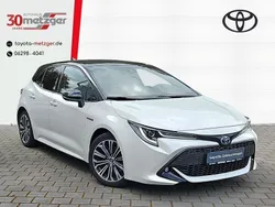 070)/ black mica (209) (weiss Gebraucht 2019 Toyota Corolla Club Limousine | 21.800 € (Fairer Preis)