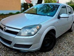 Grau Gebraucht 2005 Opel Astra Limousine | 1.950 € (Fairer Preis)