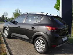 Perlmuttschwarz (metallic) Gebraucht 2023 Dacia Sandero Comfort Kleinwagen | 16.600 € (Guter Preis)
