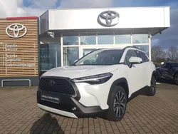 Platinum white pearl met Neu 2025 Toyota Corolla Cross SUV | 40.790 € (Etwas zu teuer)