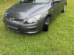 Grau Gebraucht 2009 Hyundai i30 Kleinwagen | 2.490 €