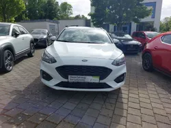 Weiß Gebraucht 2022 Ford Focus ST-Line Limousine | 19.900 € (Etwas zu teuer)