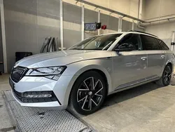 Silber (metallic) Gebraucht 2024 Skoda Superb SportLine Kombi | 38.400 € (Superpreis)