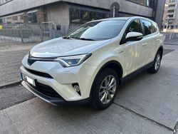 Weiß Gebraucht 2018 Toyota RAV4 Hybrid Team SUV | 19.300 € (Fairer Preis)