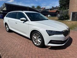 Weiß Gebraucht 2023 Skoda Superb Limousine | 29.900 € (Guter Preis)