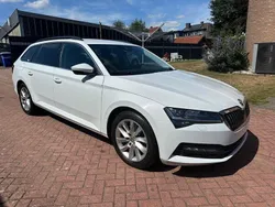 Weiß Gebraucht 2023 Skoda Superb Limousine | 31.000 € (Guter Preis)